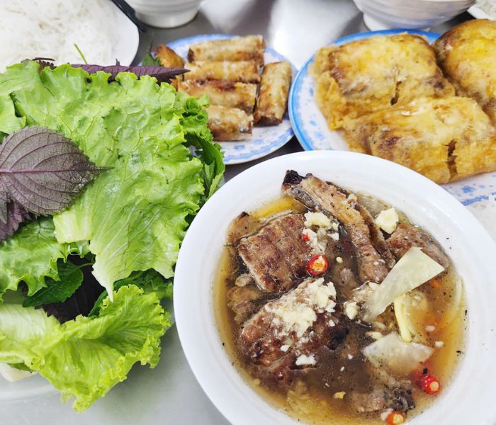 Hương vị bún chả nướng than hoa "độc bản"