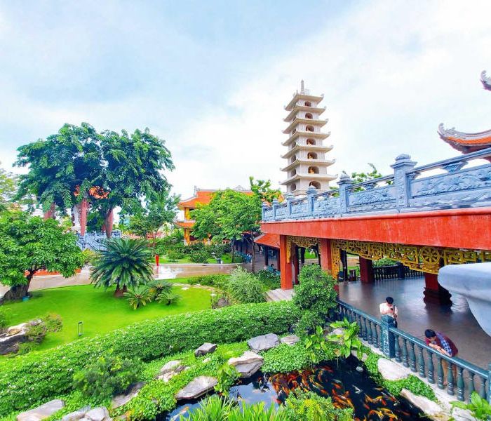 Tòa nhà Trung tâm và khuôn viên xanh mát