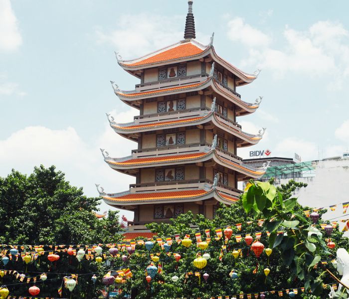 Tháp Quán Thế Âm – Bông sen giữa lòng phố
