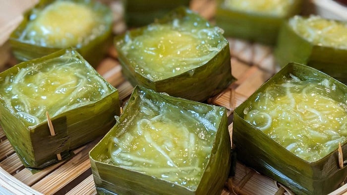Bánh phu thê có lớp vỏ màu vàng trong suốt, giòn dai sần sật từ bột lọc