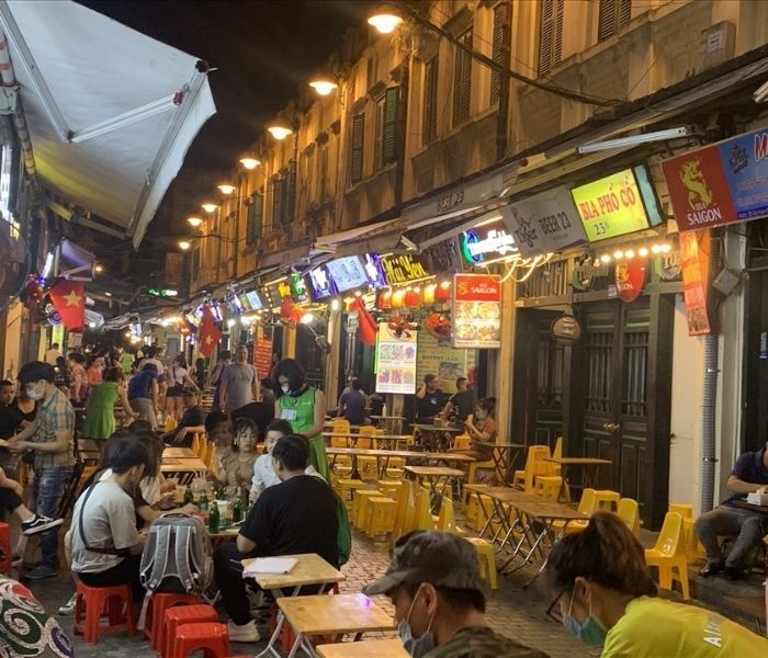 Phố Tạ Hiện - nơi tập trung đông đảo du khách trong và ngoài nước