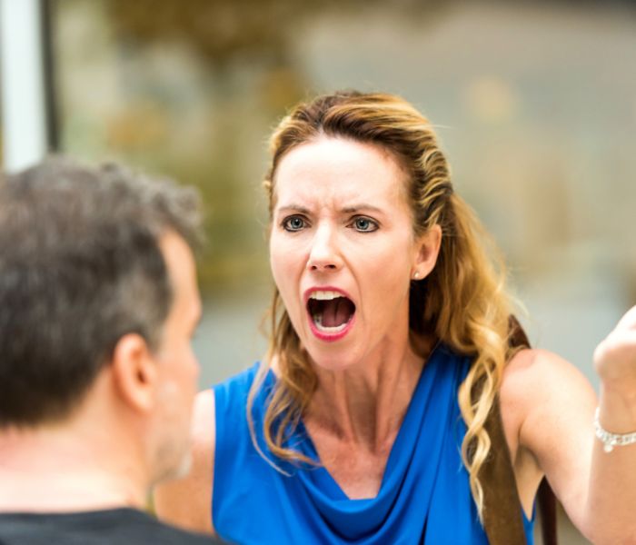 Thái độ thiếu lịch sự với nhân viên dịch vụ