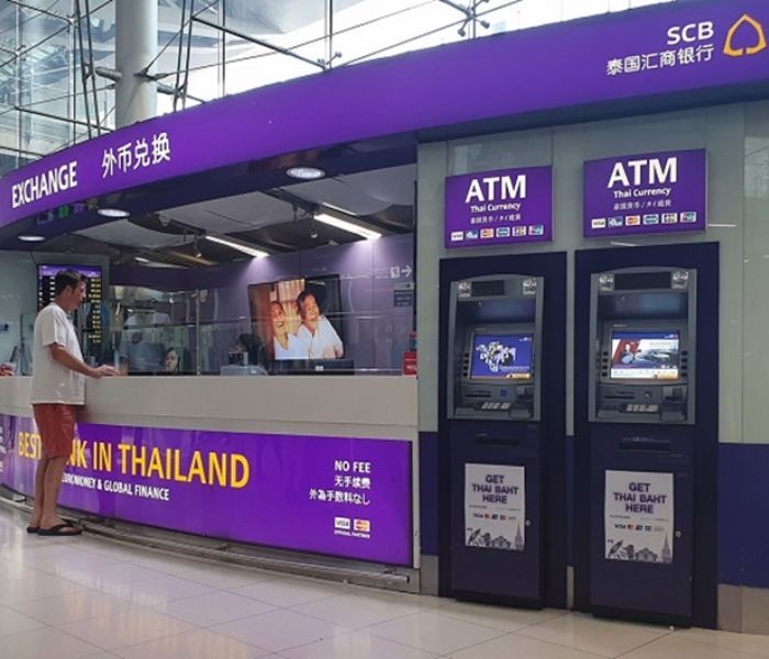 Đổi tiền tại sân bay hoặc khách sạn