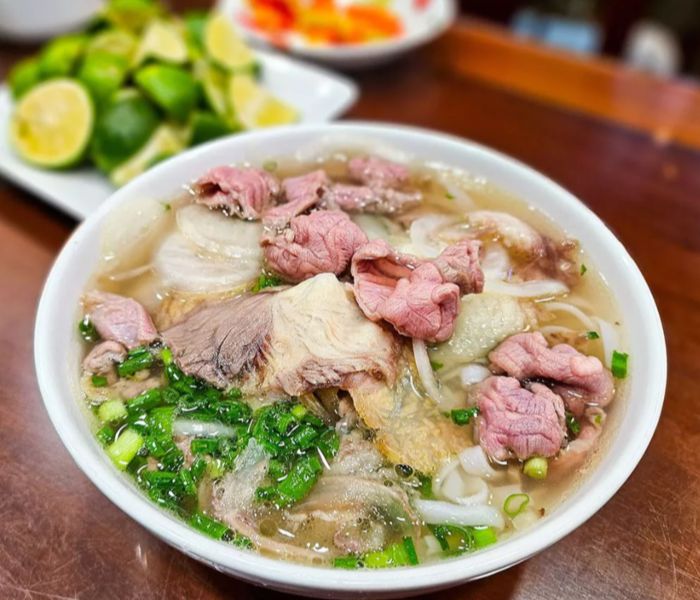 Vị ngọt thanh tao của Phở 10 Lý Quốc Sư đến từ nước dùng hoàn toàn không sử dụng mì chính (bột ngọt)