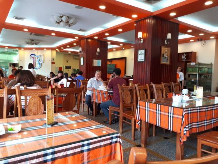 Không gian quán tại Phở 10 Lý Quốc Sư khá sạch sẽ