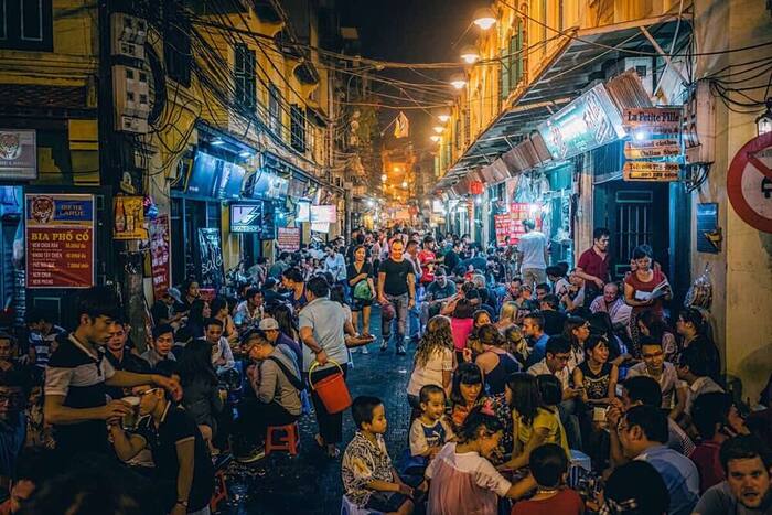 Phố Tạ Hiện - nơi vui chơi về đêm của giới trẻ và du khách