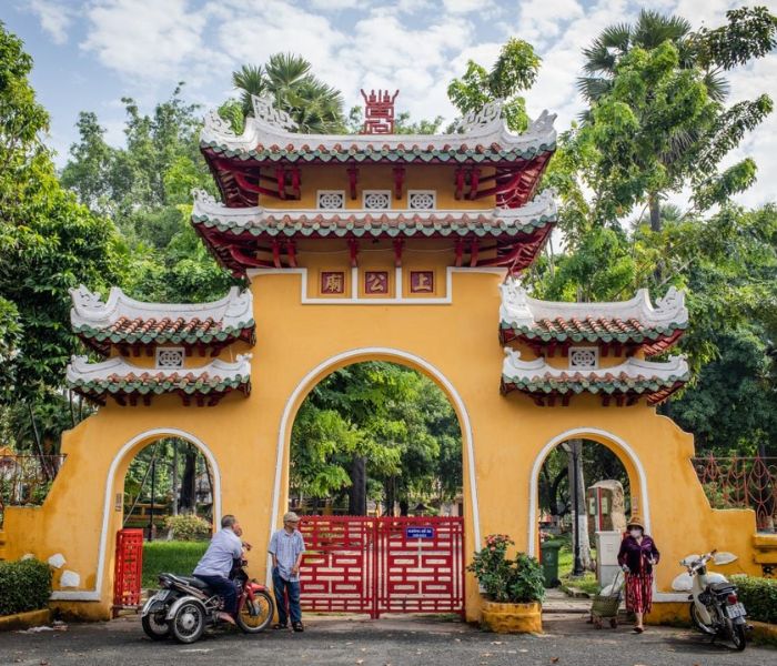 Lăng Ông Bà Chiểu – Chốn tâm linh cổ xưa giữa phố phường