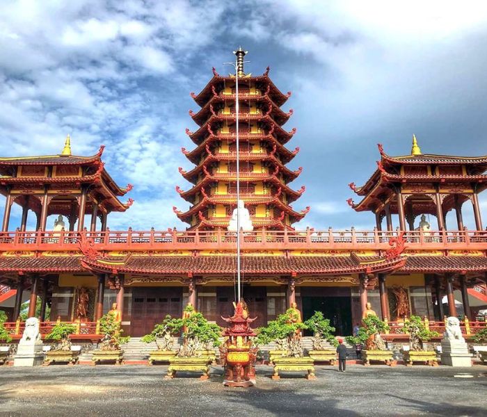 Chùa Xá Lợi - Không gian trầm mặc giữa hàng me xanh mướt