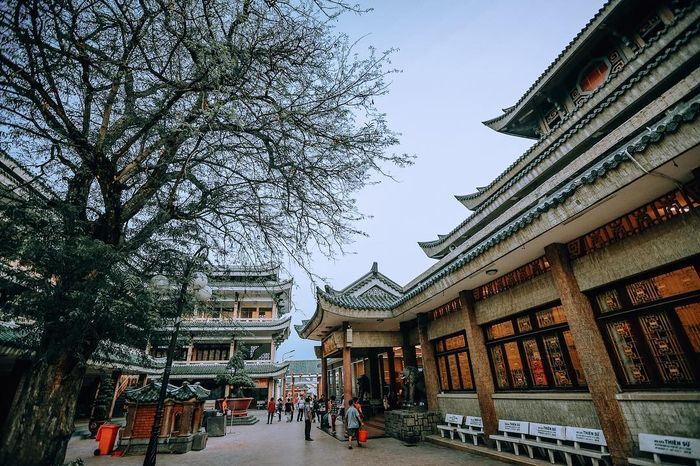 Mái ngói Miếu Bà