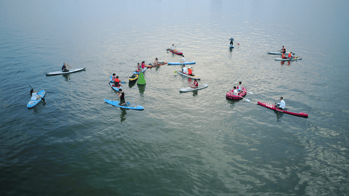 Chèo thuyền trên Hồ Tây - Phút giây thư giãn giữa lòng di sản