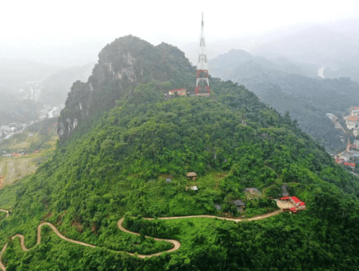 Núi Cấm Sơn - Điểm đến linh thiêng ngay lòng thành phố Hà Giang