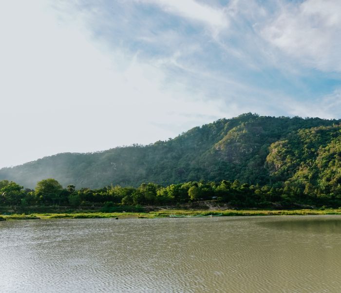 Mặt hồ phẳng lặng với tầm nhìn về phía núi Cô Tô ở hồ Ô Thum