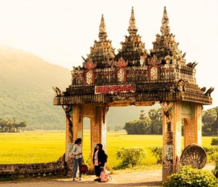 Một cảnh trong phim "Trại Buôn Người" được quay tại cổng chùa Koh Kas