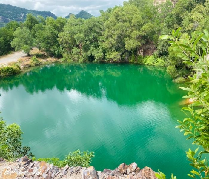 Nước trong xanh ngọc bích ở hồ Tà Pạ
