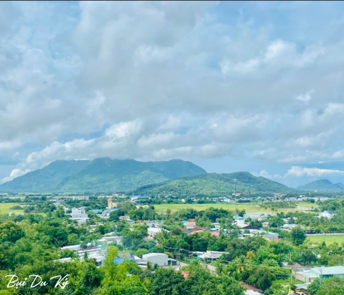 Tham quan chùa Tà Pạ và nhìn ra ngọn núi Cấm xa xa