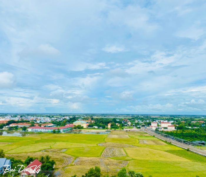 "Thảm" lúa vàng khi nhìn từ chùa Tà Pạ