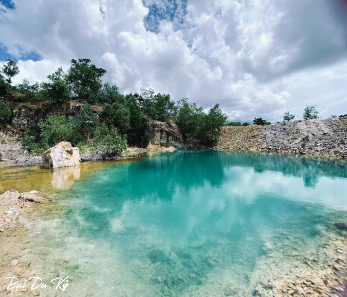 Màu nước trong xanh ở hồ Tà Pạ tạo nên phong cảnh hữu tình