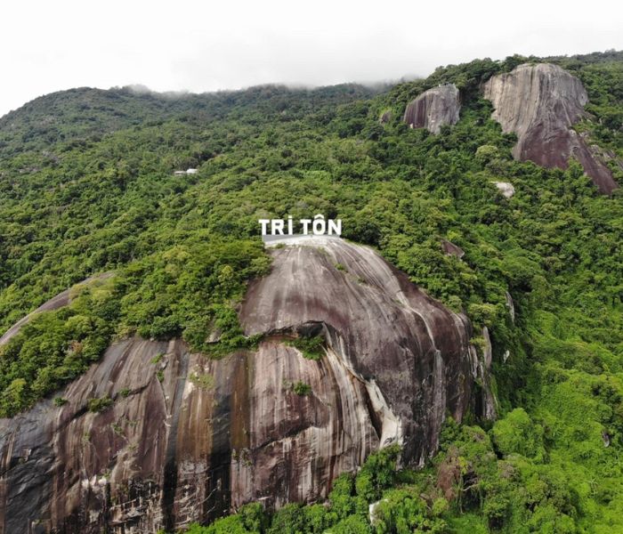 Tảng đá đầu voi với dòng chữ Tri Tôn nổi bật ở núi Cô Tô